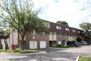 889-894 Tandridge Cres in Toronto, ON - Building Photo