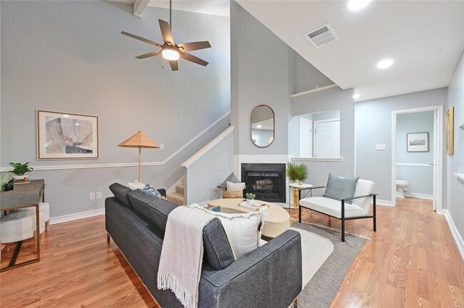 512 Eberhart Ln, Unit 303 in Austin, TX - Building Photo - Building Photo