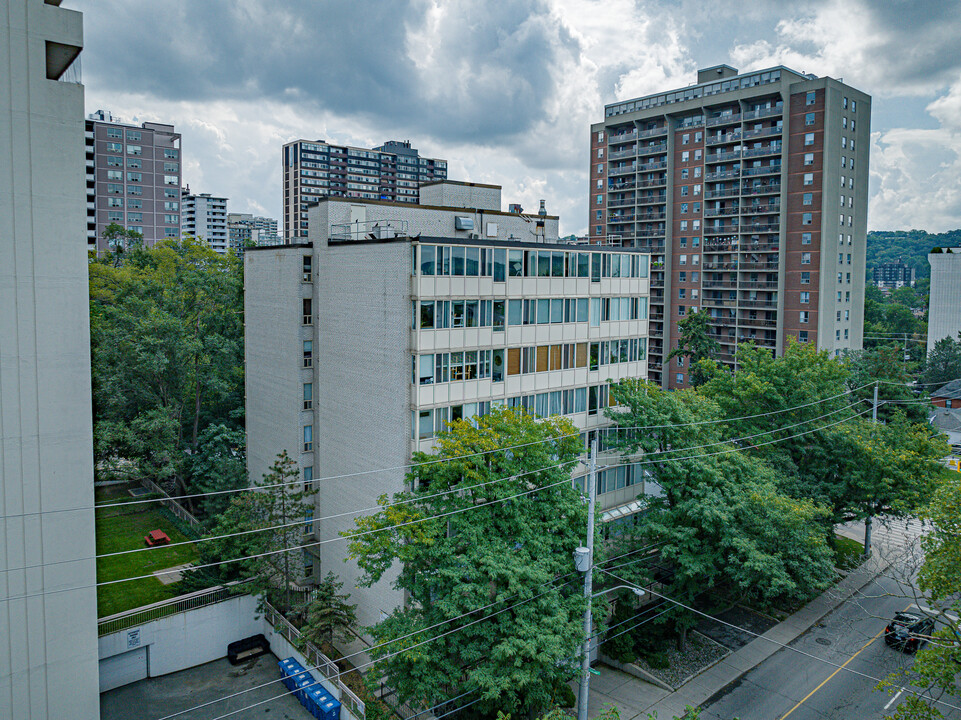 Queensvilla Condo in Hamilton, ON - Building Photo