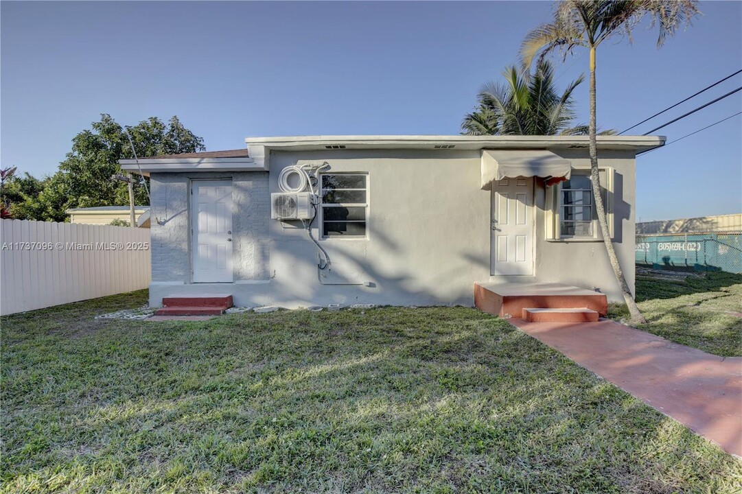 425 Minola Dr in Miami Springs, FL - Building Photo