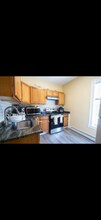 47 Nichols St, Unit 2 in Everett, MA - Foto de edificio - Building Photo