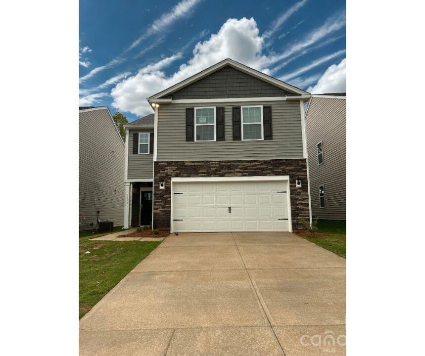 1215 37th Ave Lane NE in Hickory, NC - Building Photo