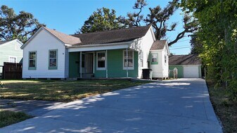 6908 Moss Rose St in Houston, TX - Building Photo