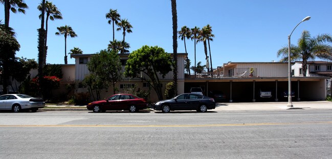 Tropicana Apartments in Huntington Beach, CA - Building Photo - Building Photo