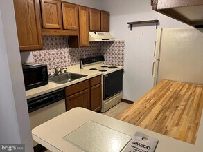 23243 Rosewood Ct in California, MD - Foto de edificio - Building Photo