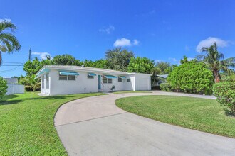 1952 Circle Dr in North Palm Beach, FL - Building Photo - Building Photo