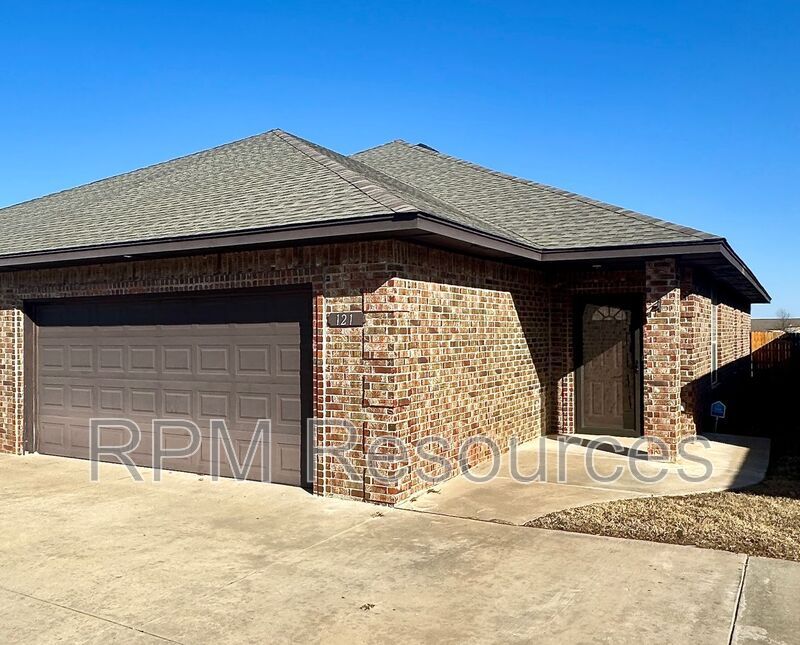 121 Bison Court Way in Mustang, OK - Building Photo