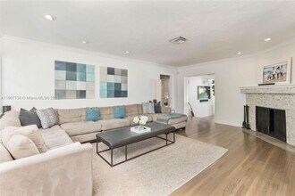 9240 SW 69th Ct in Miami, FL - Building Photo - Building Photo