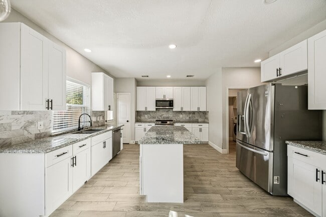 16802 Willow Bend Ct in Sugar Land, TX - Building Photo - Building Photo