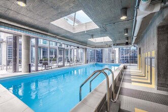215 W Lake St in Chicago, IL - Building Photo - Building Photo
