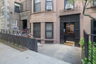 1 E 93rd St in New York, NY - Building Photo - Building Photo