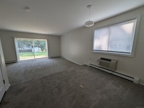 36 Irving St in Manchester, CT - Building Photo - Building Photo