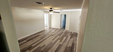 1401 E Sherman Dr in Denton, TX - Foto de edificio - Building Photo