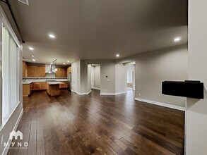 12017 SE May Creek Park Dr in Newcastle, WA - Foto de edificio - Building Photo