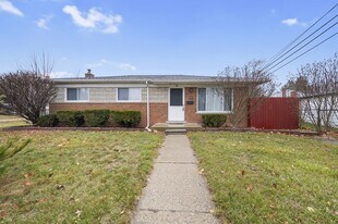 2243 Common Rd in Warren, MI - Building Photo