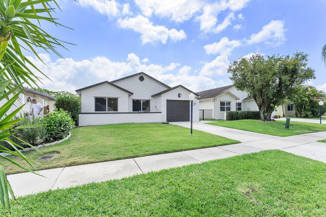 9155 Pine Springs Dr in Boca Raton, FL - Foto de edificio