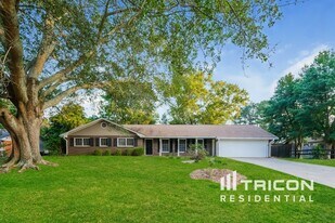 490 Rocky Creek Dr in Roswell, GA - Building Photo