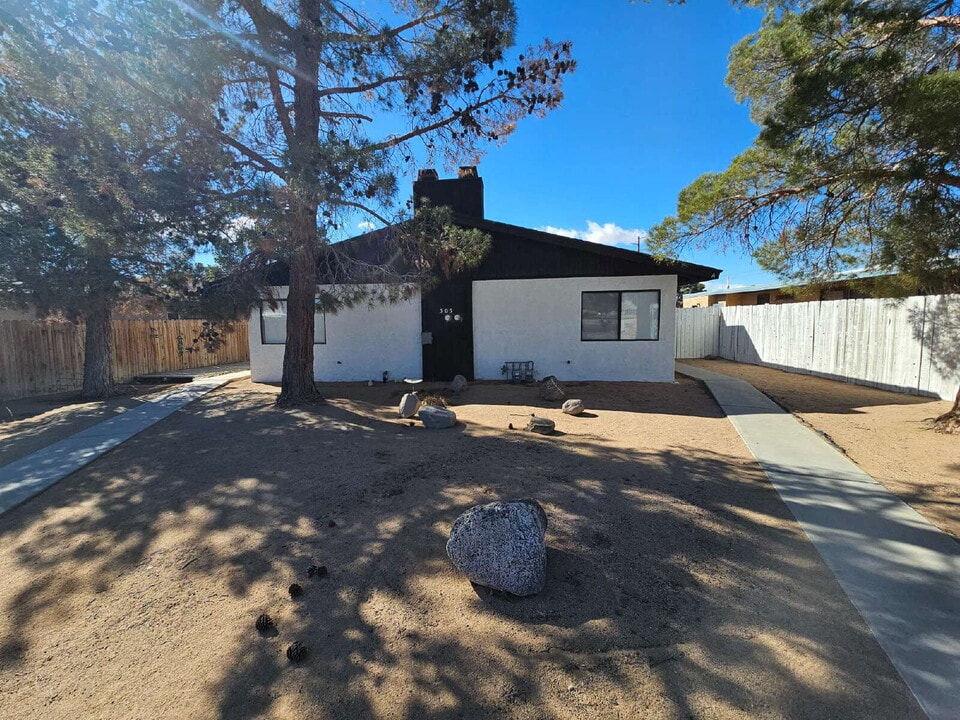 305 S Richmond Rd in Ridgecrest, CA - Building Photo