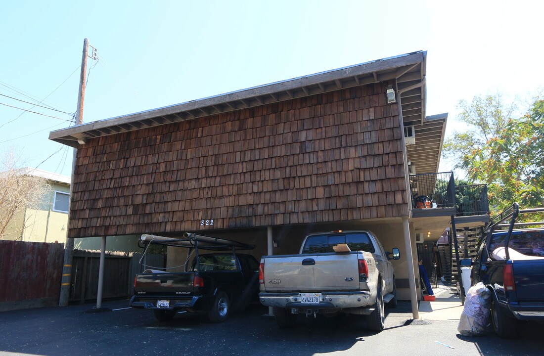 322 W Oak St in Stockton, CA - Foto de edificio
