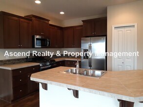 16925 NW Viola St in Portland, OR - Foto de edificio - Building Photo