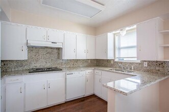 7010 Kingsbury Dr in Dallas, TX - Building Photo - Building Photo