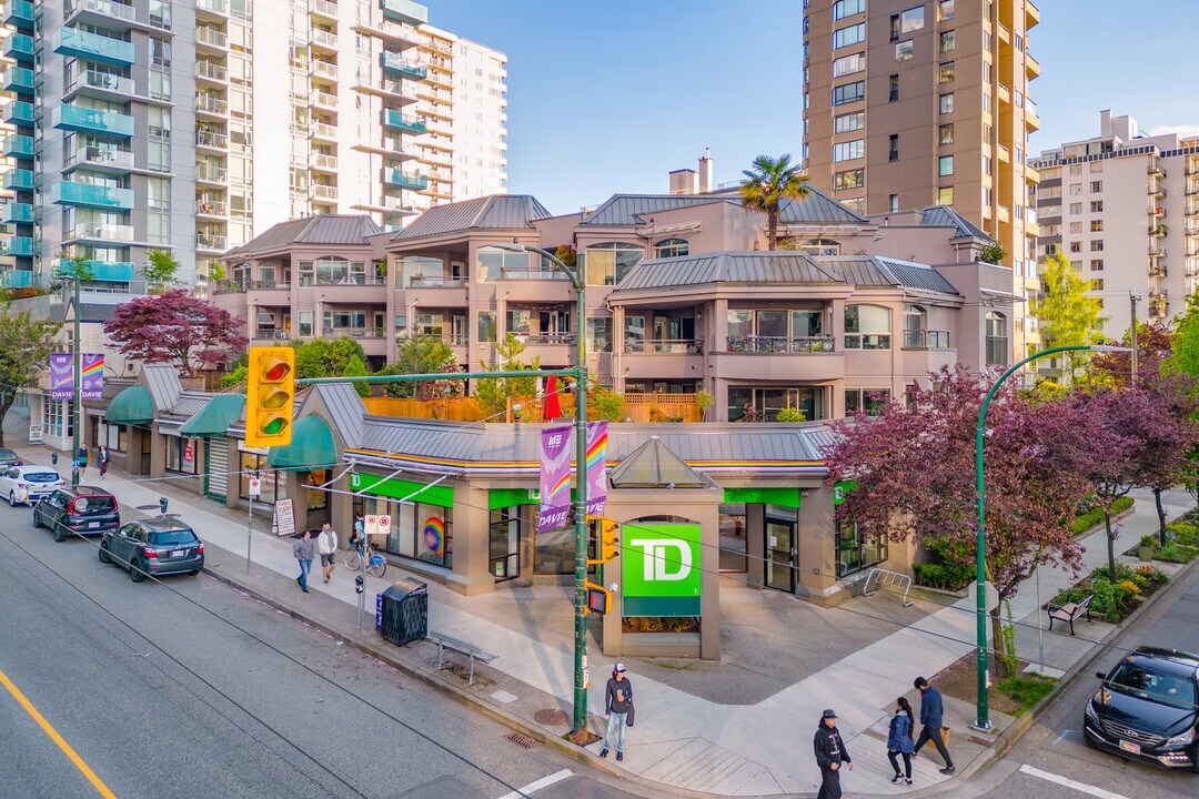1208 Bidwell St in Vancouver, BC - Building Photo