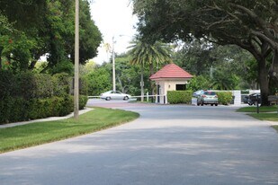 3710 Whitehall Dr, Unit 304 in West Palm Beach, FL - Building Photo