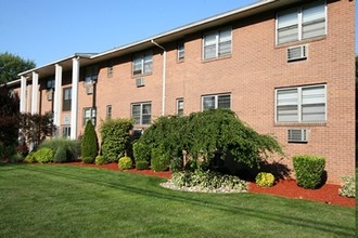 Bayside Apartments in Sewaren, NJ - Building Photo - Building Photo