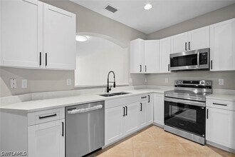 9648 Roundstone Cir in Ft. Myers, FL - Building Photo - Building Photo