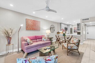 600 Neapolitan Way in Naples, FL - Building Photo - Building Photo