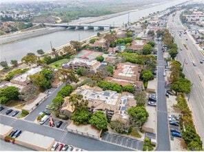 21372 Brookhurst St in Huntington Beach, CA - Building Photo - Building Photo