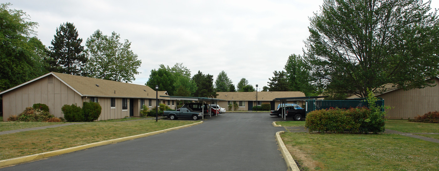 Churchill Village Apartments in Eugene, OR - Building Photo