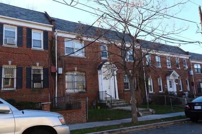 1309 Adams St NE