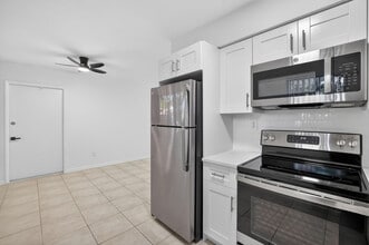 1821 Middle River Dr in Fort Lauderdale, FL - Foto de edificio - Building Photo