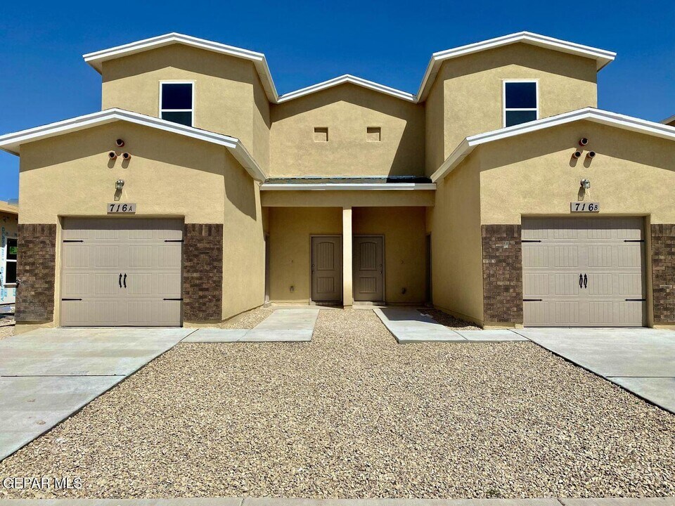 716 HC Gilbert Minjares Dr in Socorro, TX - Building Photo