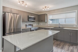 15675-15618 18 Ave SW in Edmonton, AB - Building Photo