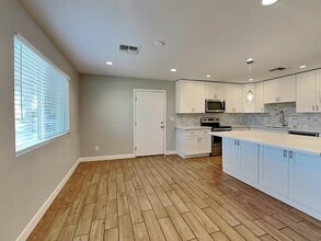 1211 W Elna Rae St in Tempe, AZ - Building Photo - Building Photo