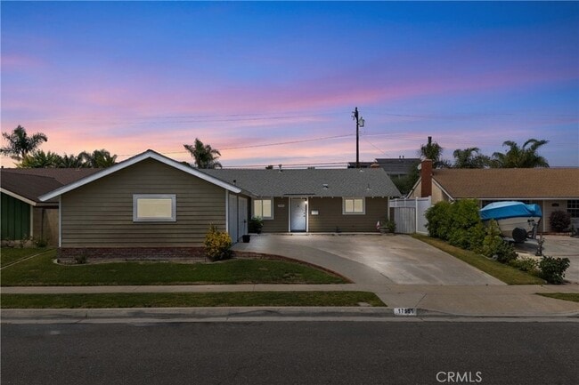 17551 Misty Ln in Huntington Beach, CA - Building Photo - Building Photo