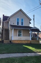 212 1st St NW, Unit upper in Barberton, OH - Building Photo - Building Photo