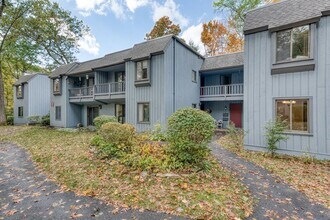 10 Deepwood Dr in Southington, CT - Foto de edificio - Building Photo