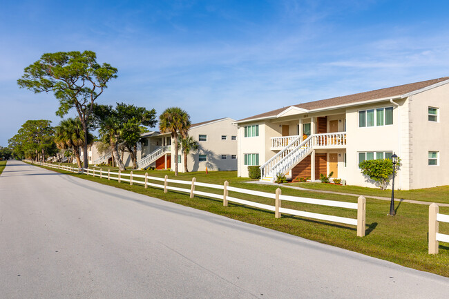 Pines Resort & Apartments in Indian Harbour Beach, FL - Building Photo - Building Photo