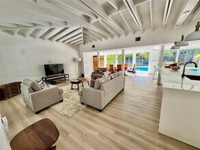 365 Caribbean Rd in Key Biscayne, FL - Building Photo - Building Photo