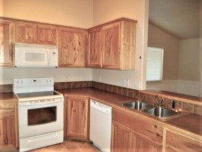 544 N Locust Ave in Kuna, ID - Foto de edificio - Building Photo