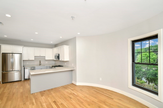 682 Blue Hill Ave in Boston, MA - Foto de edificio - Building Photo