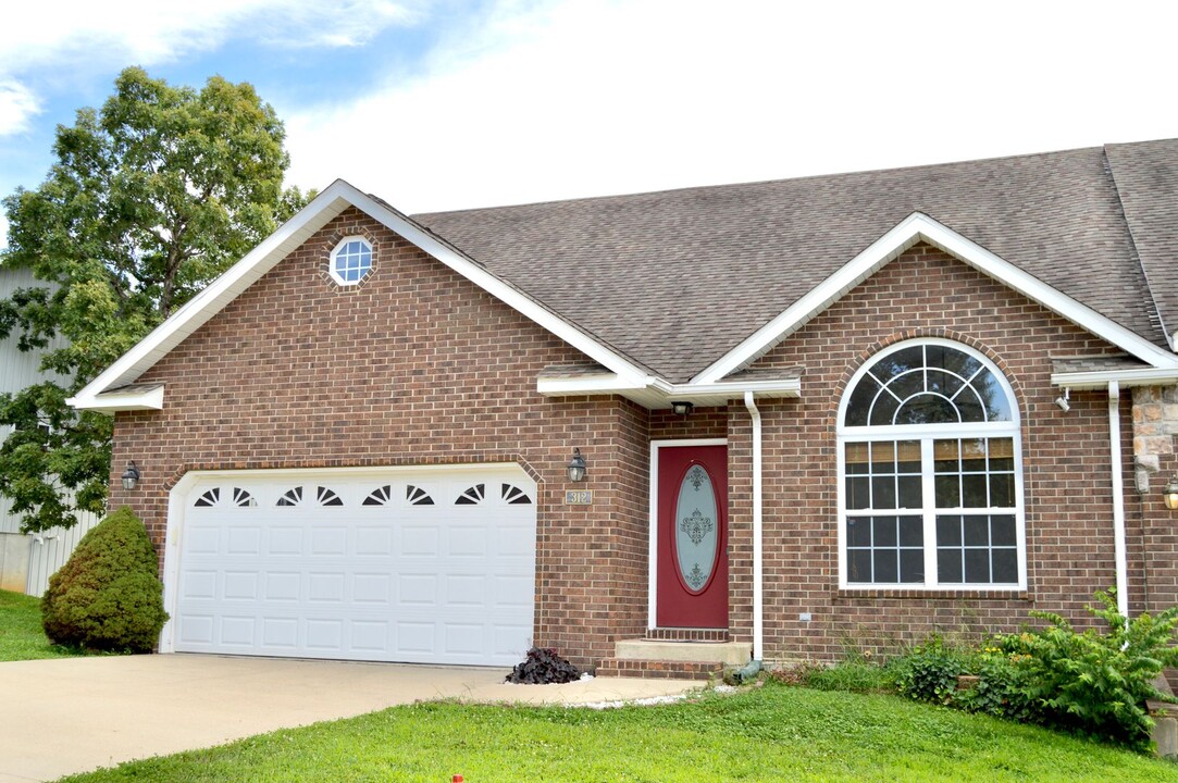 312 Carmel Valley Way in St. Robert, MO - Building Photo