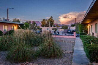 1027 Truman St SE in Albuquerque, NM - Building Photo - Building Photo