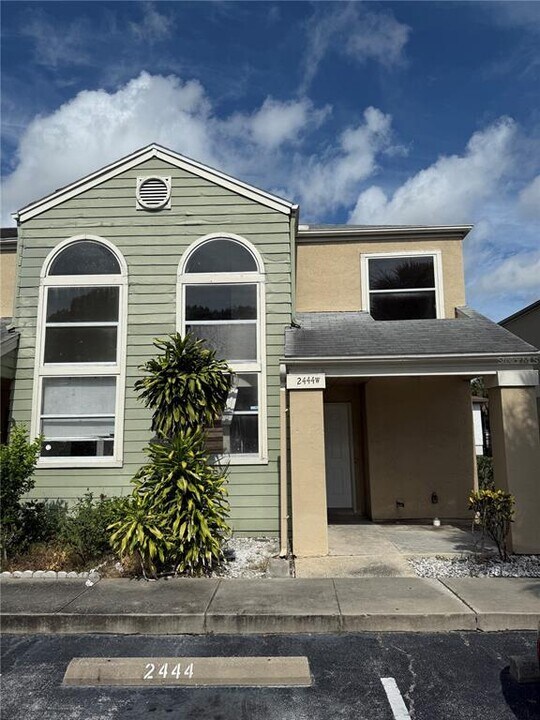 2444 Summerfield Way in Kissimmee, FL - Foto de edificio