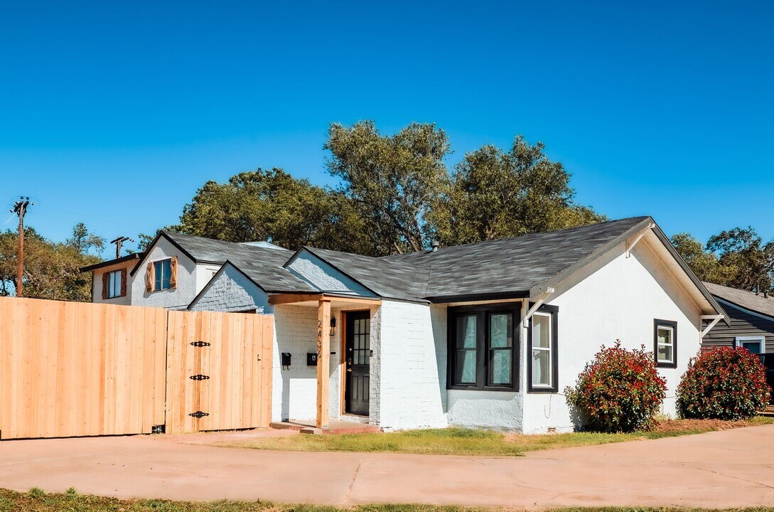 2436 24th St in Lubbock, TX - Foto de edificio