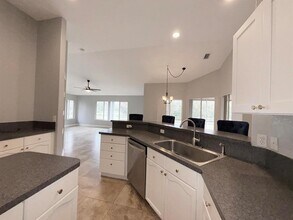 7534 Coconut Blvd in Palm Beach Gardens, FL - Foto de edificio - Building Photo