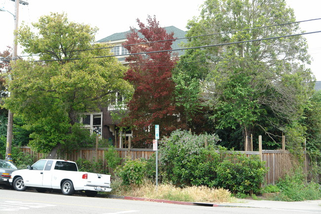 2803 Hillegass Ave in Berkeley, CA - Building Photo - Building Photo